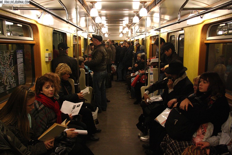 Она читает в метро. Московское метро вагоны с людьми. Вагон метро. Люди в вагоне метро. Чтение в Московском метро вагон.